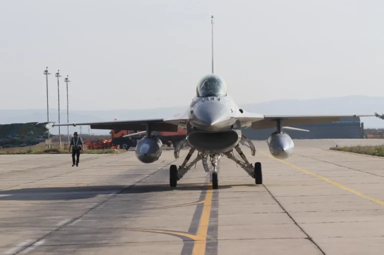 un-nou-lot-de-aeronave-f-16-fighting-falcon-a-sosit-la-campia-turzii.-„asigura-cresterea-securitatii-romaniei”