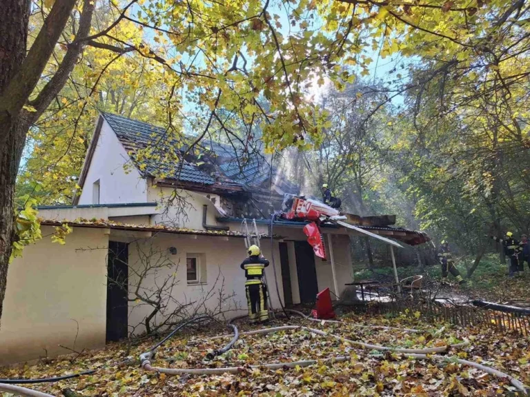 un-avion-de-mici-dimensiuni-s-a-prabusit-la-vadul-lui-voda,-peste-acoperisul-unei-cladiri.-pilotul-a-fost-descoperit-carbonizat