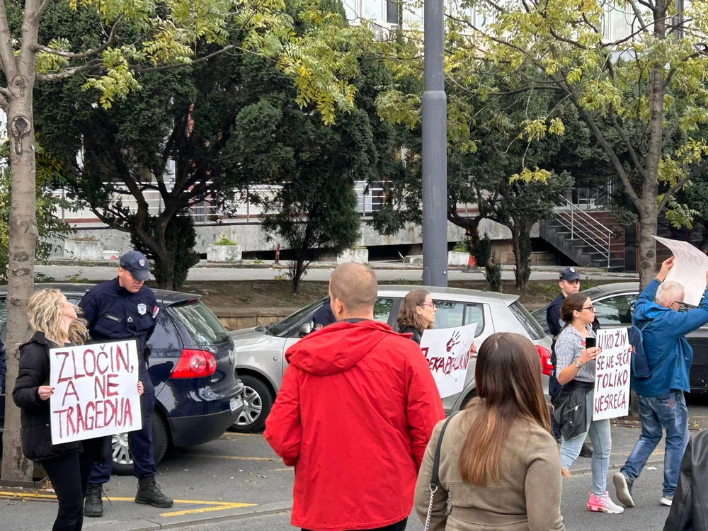 sarbii-au-iesit-in-strada-si-cer-demisia-primului-ministru-dupa-tragedia-de-la-gara-novi-sad.-peste-14-persoane-au-decedat