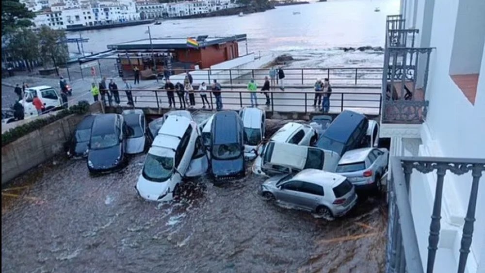spania,-lovita-de-noi-inundatii.-strazile-unui-oras,-maturate-de-suvoaie-de-apa