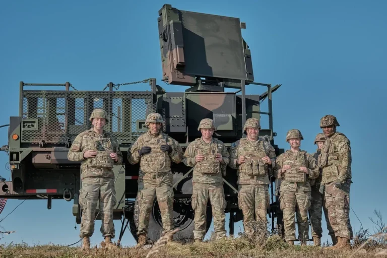 militarii-americani-executa-un-exercitiu-de-aparare-antiaeriana-si-antiracheta-in-romania