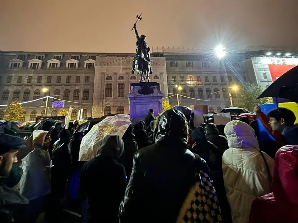 „vot-observat,-nu-manipulat!”.-sute-de-protestatari-se-afla-vineri-seara-in-piata-universitatii „vot-observat,-nu-manipulat!”.-sute-de-protestatari-se-afla-vineri-seara-in-piata-universitatii