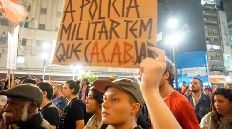 furie-in-brazilia-dupa-ce-un-politist-militar-a-aruncat-un-tanar-de-pe-un-pod