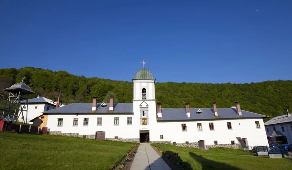 pedepsele-primite-de-calugarul-si-ingrijitorul-de-la-manastirea-frasinei,-acuzati-ca-au-violat-doi-copii-in-incinta-lacasului