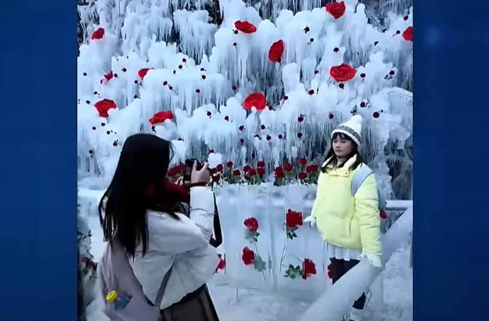 vata-si-sapun,-in-loc-de-zapada.-reprezentatii-unui-sat-turistic-renumit-pentru-peisajele-de-iarna,-criticati-din-cauza-artificiului:-„inselaciune!”