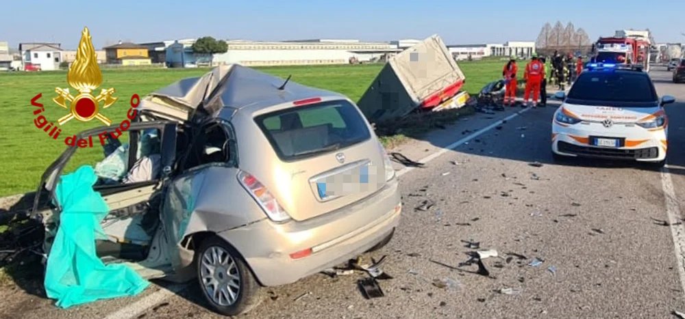 sofer-roman-de-tir-implicat-intr-un-accident-teribil-in-italia:-doua-persoane-au-murit sofer-roman-de-tir-implicat-intr-un-accident-teribil-in-italia:-doua-persoane-au-murit