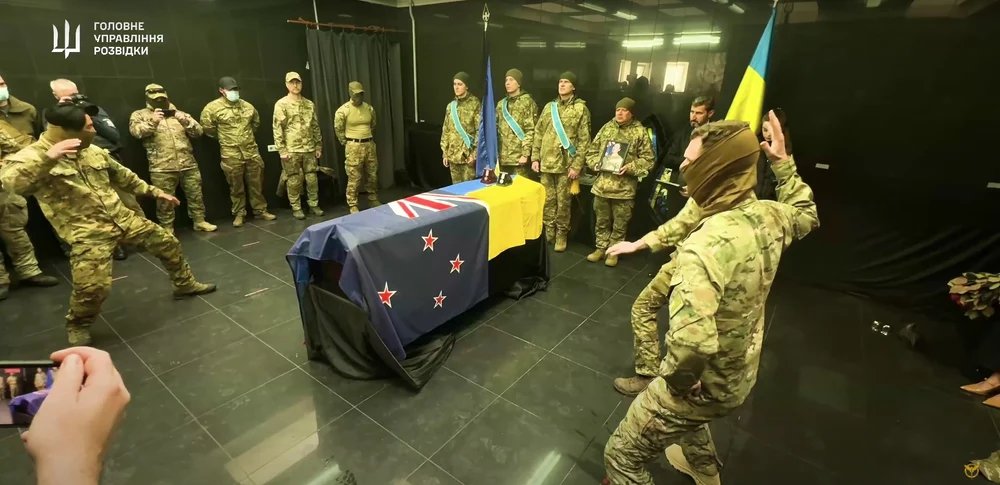 omagiu-adus-unui-luptator-neozeelandez-cazut-in-ucraina.-camarazii-danseaza-haka-in-memoria-lui omagiu-adus-unui-luptator-neozeelandez-cazut-in-ucraina.-camarazii-danseaza-haka-in-memoria-lui