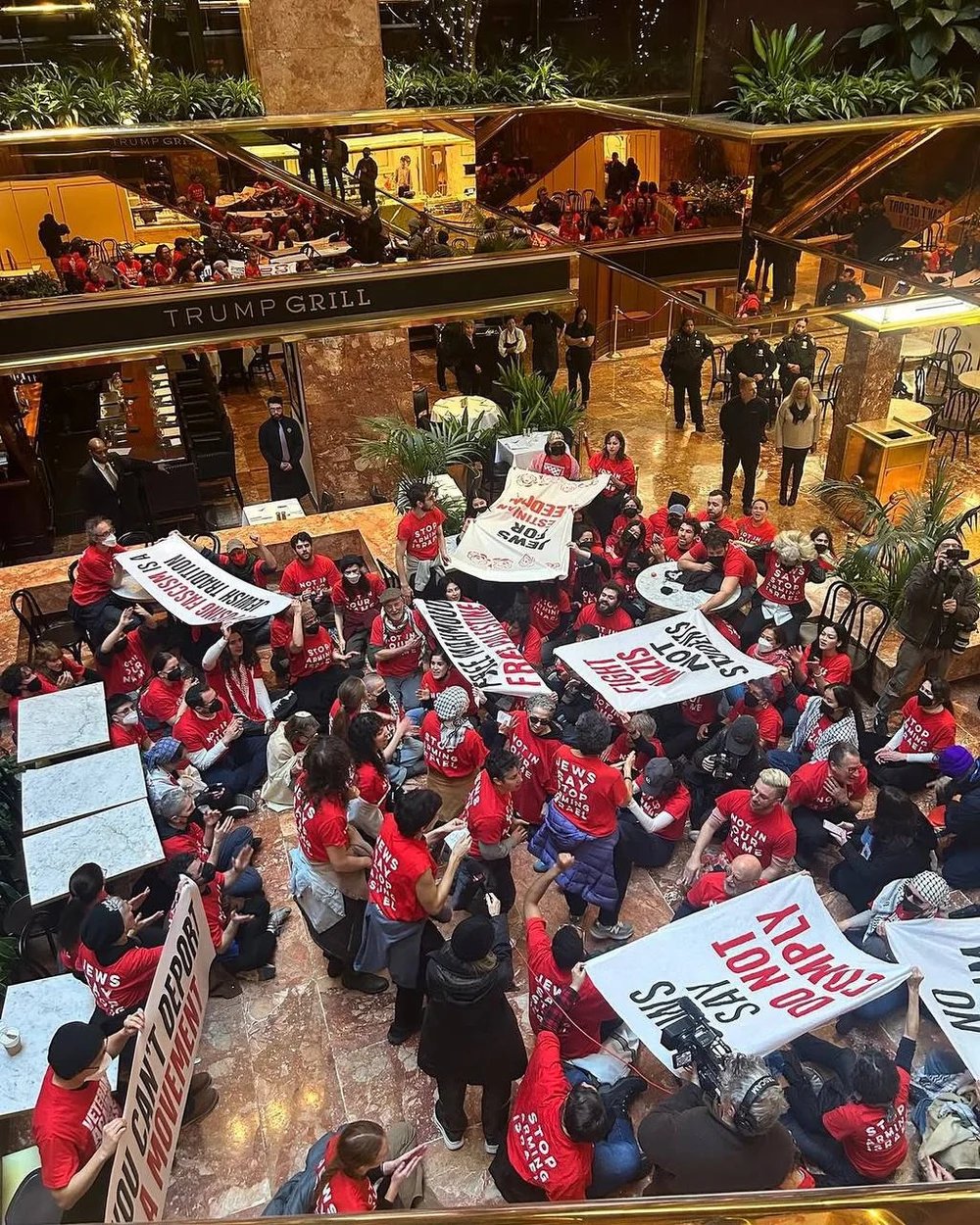 proteste-in-trump-tower-fata-de-deportarea-unui-student-palestinian.-zeci-de-persoane,-arestate proteste-in-trump-tower-fata-de-deportarea-unui-student-palestinian.-zeci-de-persoane,-arestate