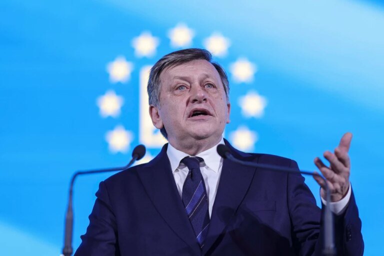 crin-antonescu-vrea-ca-parlamentarii-sa-fie-platiti-precum-magistratii