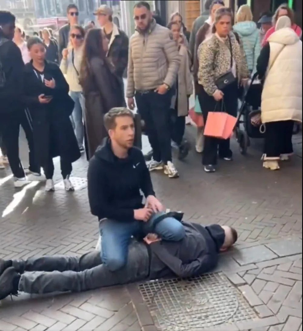 turist-britanic,-erou-in-amsterdam:-a-imobilizat-atacatorul-care-a-injunghiat-cinci-persoane turist-britanic,-erou-in-amsterdam:-a-imobilizat-atacatorul-care-a-injunghiat-cinci-persoane