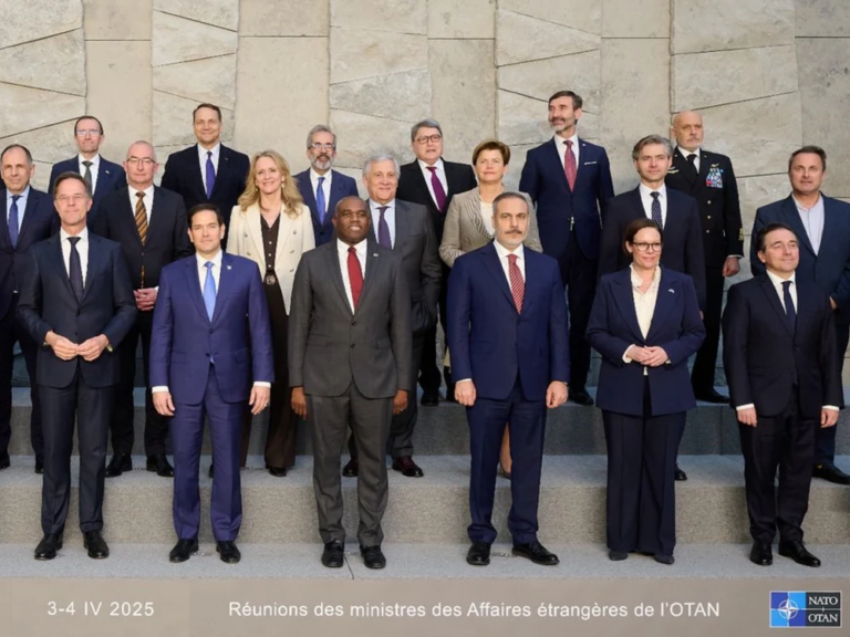 emil-hurezeanu,-gafa-la-reuniunea-nato:-ministrul-a-intarziat-la-poza-de-grup-si-a-venit-fugind