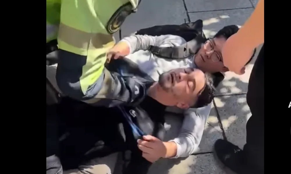 momentul-in-care-un-hot-a-fost-pus-la-pamant-si-imobilizat-de-un-turist,-in-barcelona momentul-in-care-un-hot-a-fost-pus-la-pamant-si-imobilizat-de-un-turist,-in-barcelona