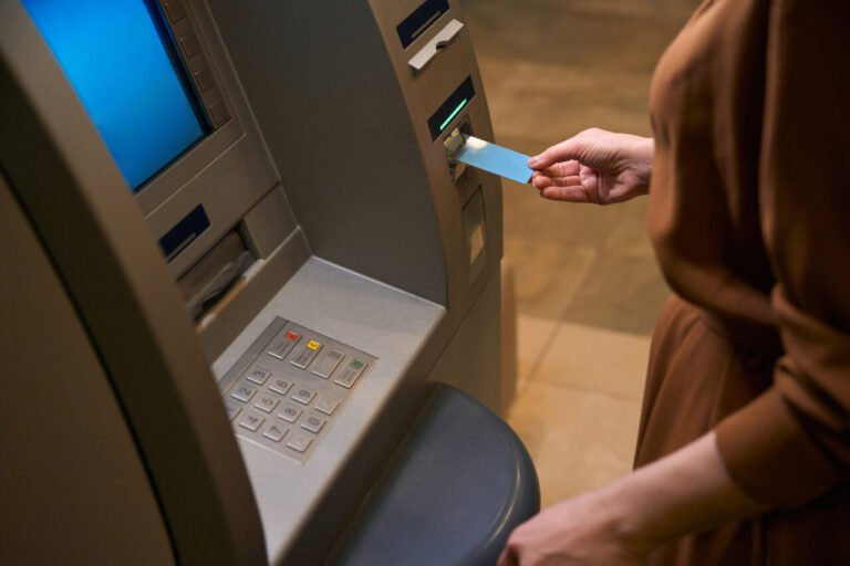 cum-poti-folosi-cardul-de-credit-fara-sa-platesti-dobanda.-sfaturile-a-doi-experti-bancari