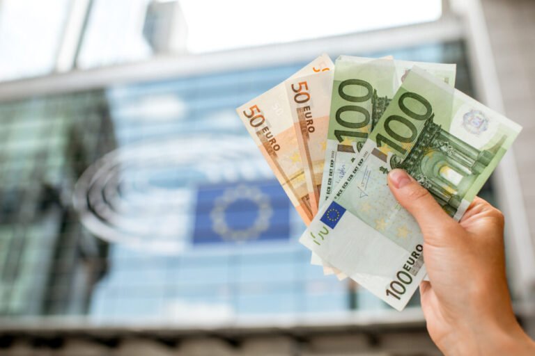 bnr-anunta-joi-un-curs-de-5,1032-lei-pentru-un-euro,-in-usoara-scadere