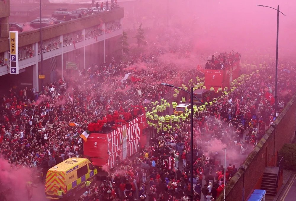 o-masina-a-intrat-intr-o-multime-de-suporteri-in-timpul-paradei-victoriei-echipei-fc-liverpool o-masina-a-intrat-intr-o-multime-de-suporteri-in-timpul-paradei-victoriei-echipei-fc-liverpool