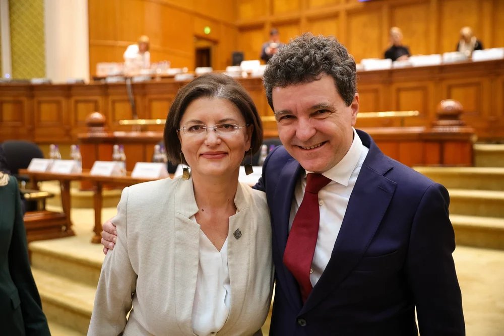 inedit.-parlamentarii-au-facut-coada-la-selfie-uri-cu-noul-presedinte-nicusor-dan inedit.-parlamentarii-au-facut-coada-la-selfie-uri-cu-noul-presedinte-nicusor-dan