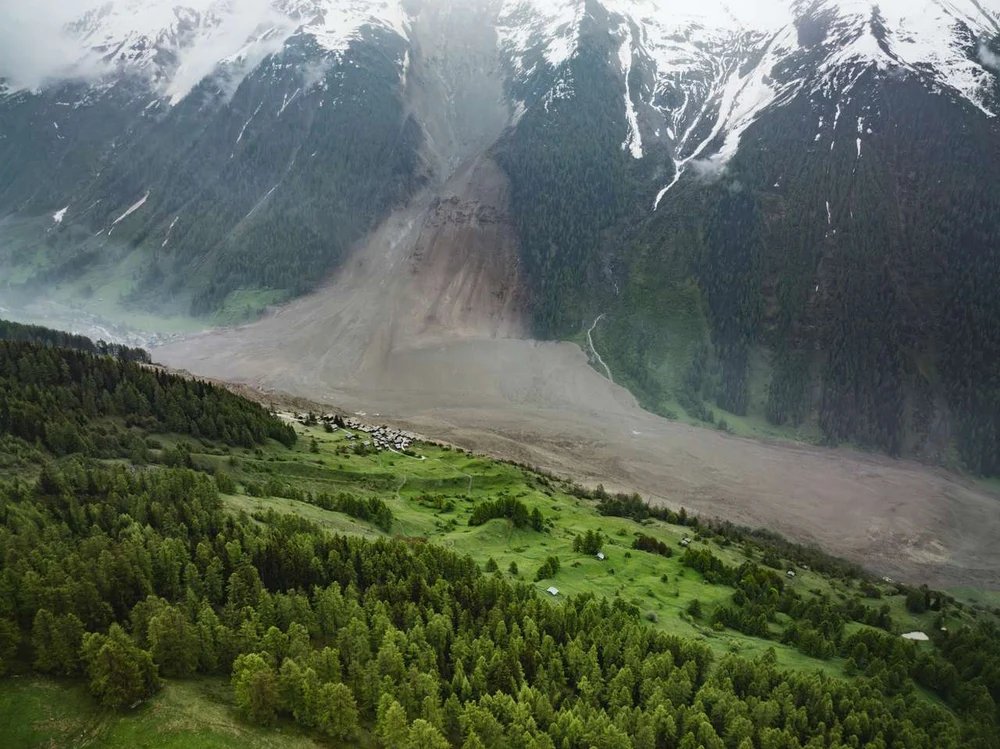 catastrofa-in-alpii-elvetieni:-un-ghetar-s-a-prabusit-peste-un-sat,-distrugand-totul-in-cale catastrofa-in-alpii-elvetieni:-un-ghetar-s-a-prabusit-peste-un-sat,-distrugand-totul-in-cale