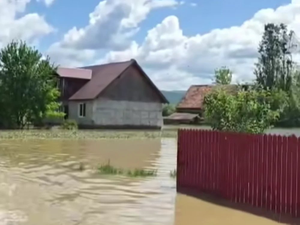 nicusor-dan,-asteptat-la-bacel.-imagini-din-una-dintre-cele-mai-afectate-localitati-de-inundatii
