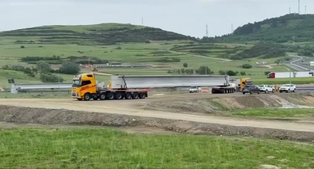 primele-grinzi-pentru-viaductul-boita-au-ajuns-pe-santierul-autostrazii-sibiu-–-pitesti primele-grinzi-pentru-viaductul-boita-au-ajuns-pe-santierul-autostrazii-sibiu-–-pitesti