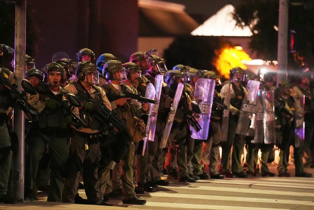 parada-militara-aniversara-a-armatei-sua,-umbrita-de-proteste parada-militara-aniversara-a-armatei-sua,-umbrita-de-proteste