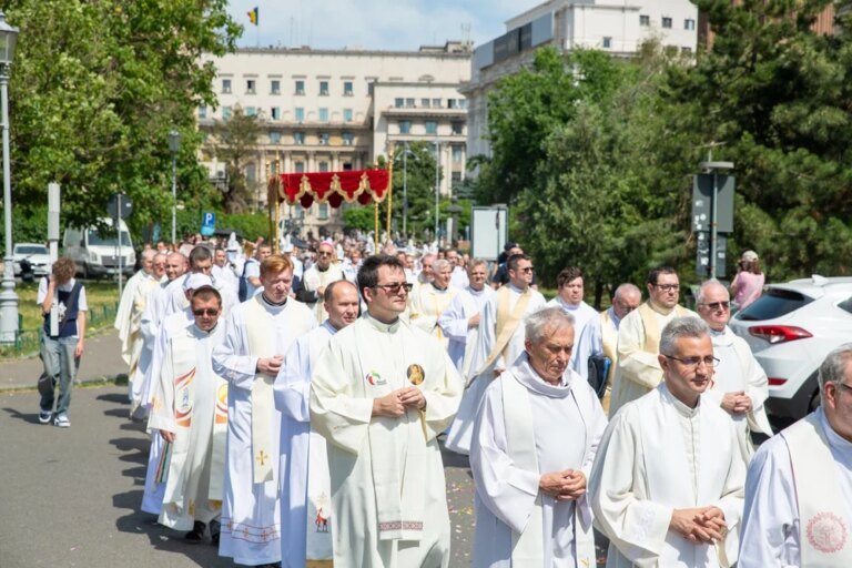 procesiune-cu-preasfantul-sacrament-in-centrul-bucurestiului,-duminica.-care-va-fi-traseul