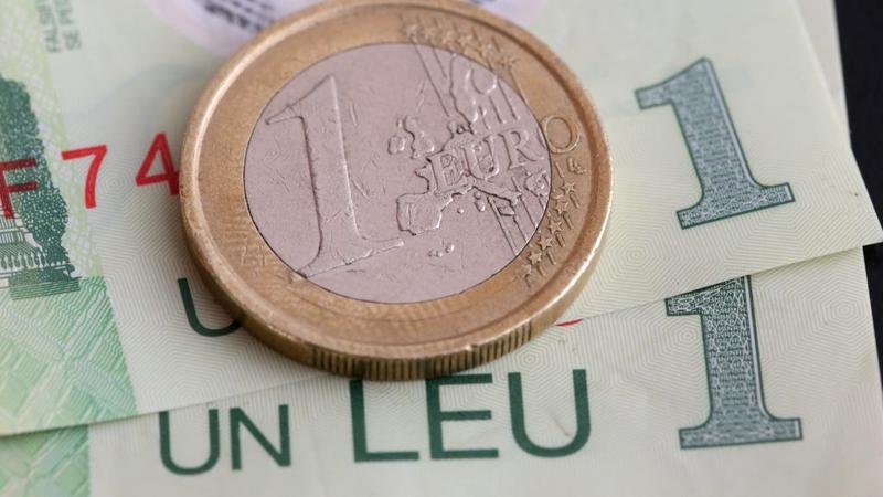 leul-se-apropie-de-pragul-istoric-de-5,1-in-raport-cu-euro.-pretul-la-zi-al-aurului