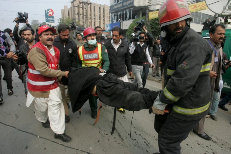 atentat-sinucigas-in-pakistan:-16-soldati-ucisi-si-sase-copii-ucisi
