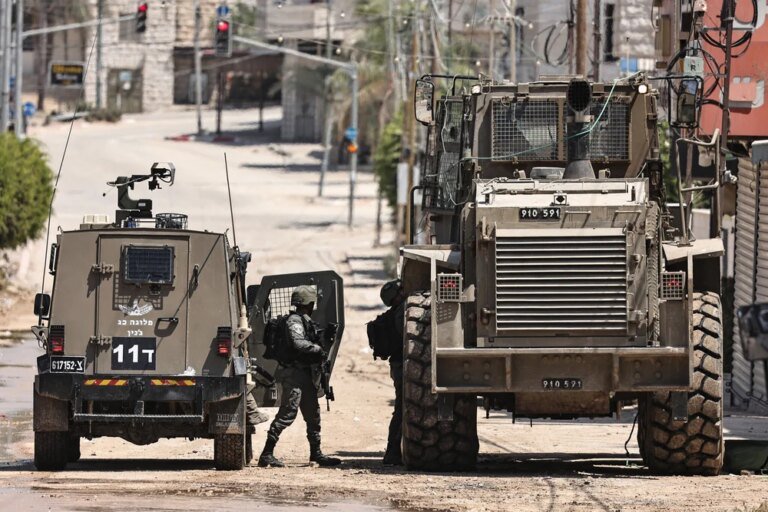 sase-israelieni,-arestati-dupa-ce-au-atacat-soldati-in-centrul-cisiordaniei