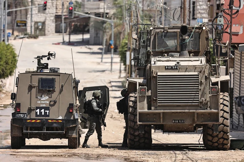 sase-israelieni,-arestati-dupa-ce-au-atacat-soldati-in-centrul-cisiordaniei