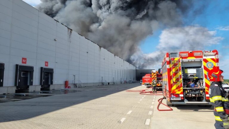 incendiu-violent-intr-o-hala-din-incinta-unui-parc-logistic-pe-a1.-a-fost-emis-mesaj-ro-alert