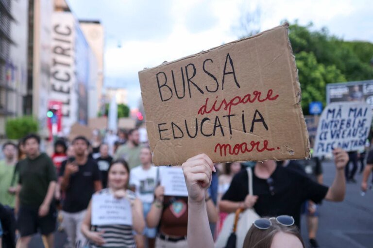 „nu-din-burse-faceti-averi”.-studentii,-protest-in-bucuresti-fata-de-taierile-anuntate-de-guvern
