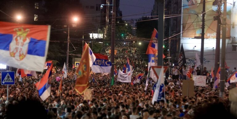 baricade-si-tensiuni-in-belgrad.-a-doua-noapte-de-proteste-impotriva-guvernului