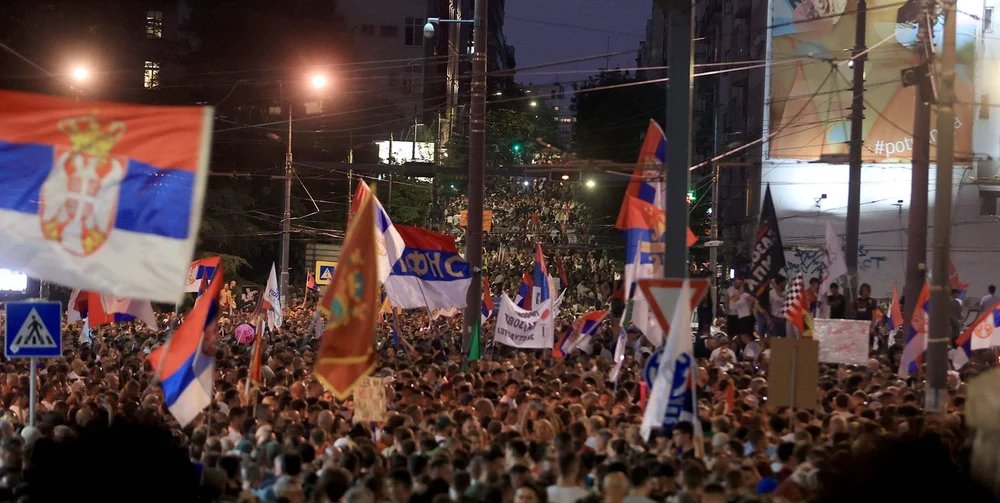 baricade-si-tensiuni-in-belgrad.-a-doua-noapte-de-proteste-impotriva-guvernului