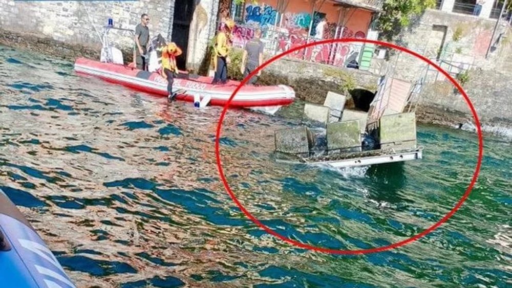 pontonul-de-pe-lacul-como-s-a-prabusit-dupa-ce-60-de-copii-s-au-urcat-pe-el pontonul-de-pe-lacul-como-s-a-prabusit-dupa-ce-60-de-copii-s-au-urcat-pe-el
