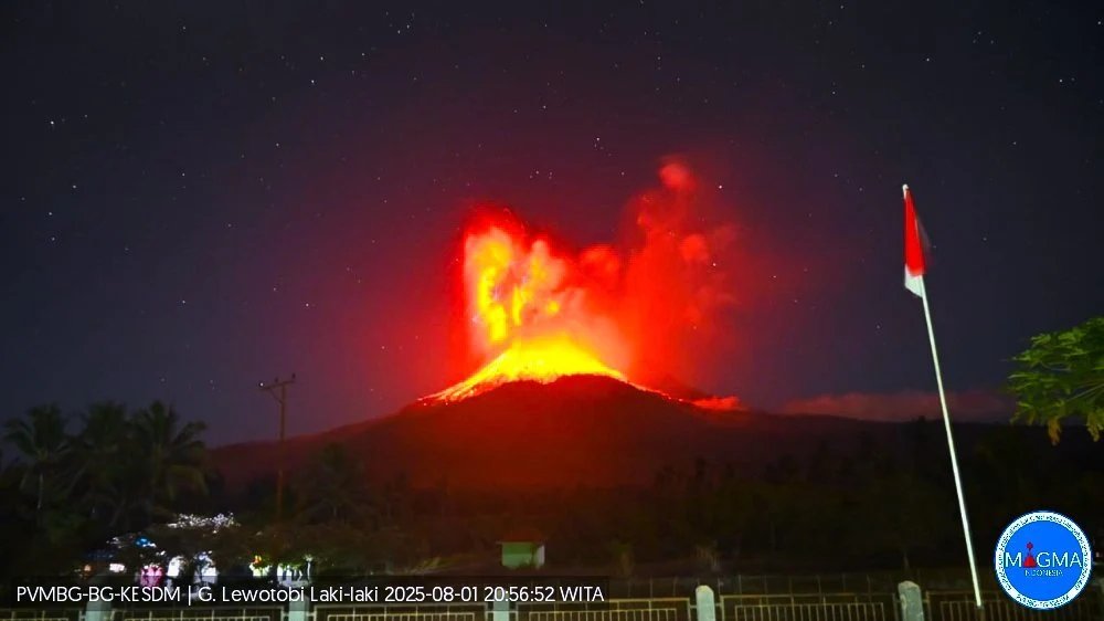 eruptie-spectaculoasa-a-vulcanului-lewotobi-din-indonezia:-coloana-de-cenusa-de-10-kilometri eruptie-spectaculoasa-a-vulcanului-lewotobi-din-indonezia:-coloana-de-cenusa-de-10-kilometri