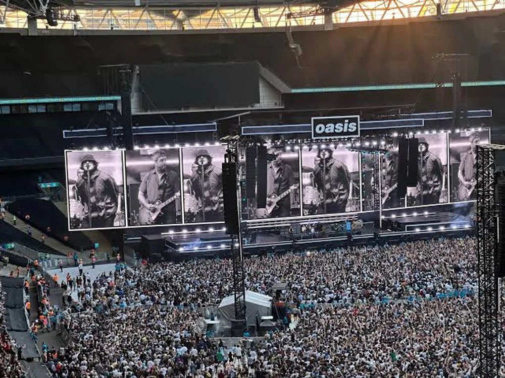 tragedie-la-un-concert-oasis:-un-barbat-a-murit-dupa-ce-a-cazut-din-tribune.-reactia-trupei tragedie-la-un-concert-oasis:-un-barbat-a-murit-dupa-ce-a-cazut-din-tribune.-reactia-trupei